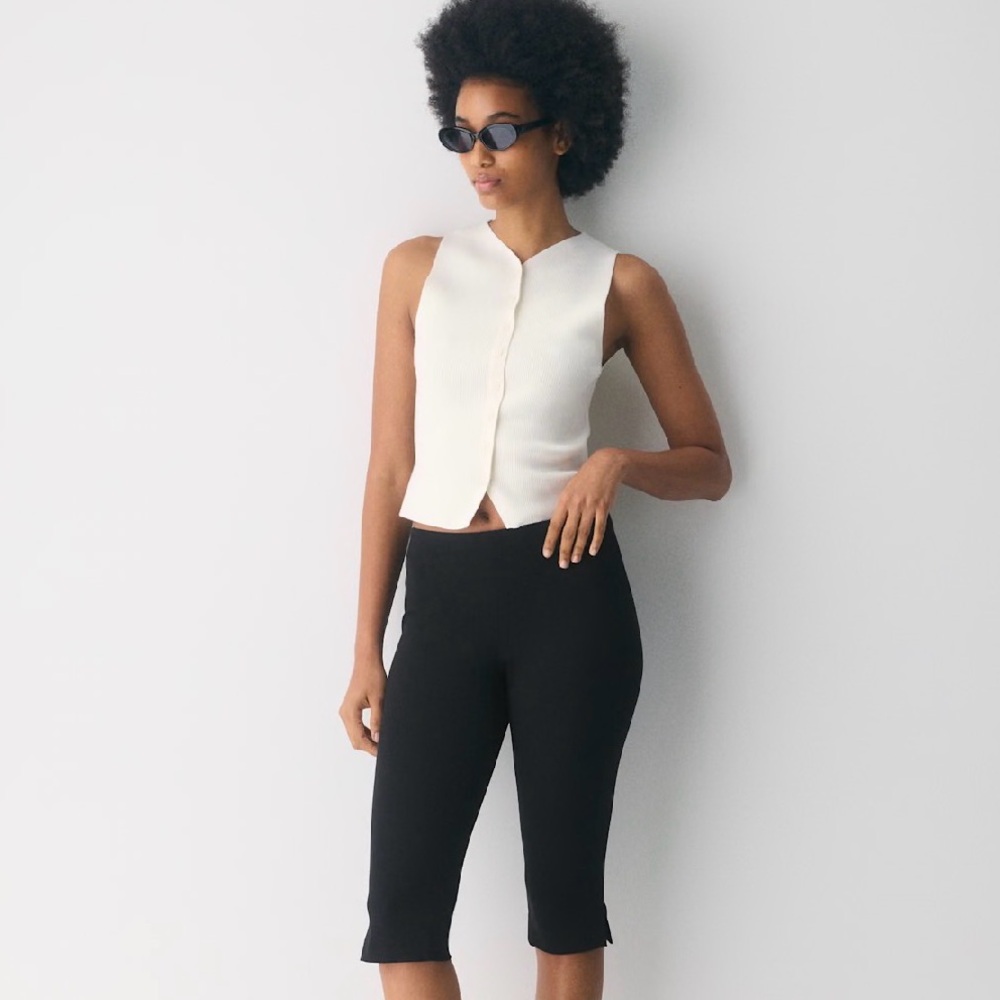 NWOT Aritzia Croquet Sweater Vest - Wonder Yarn
Knit slim-fit button-up vest